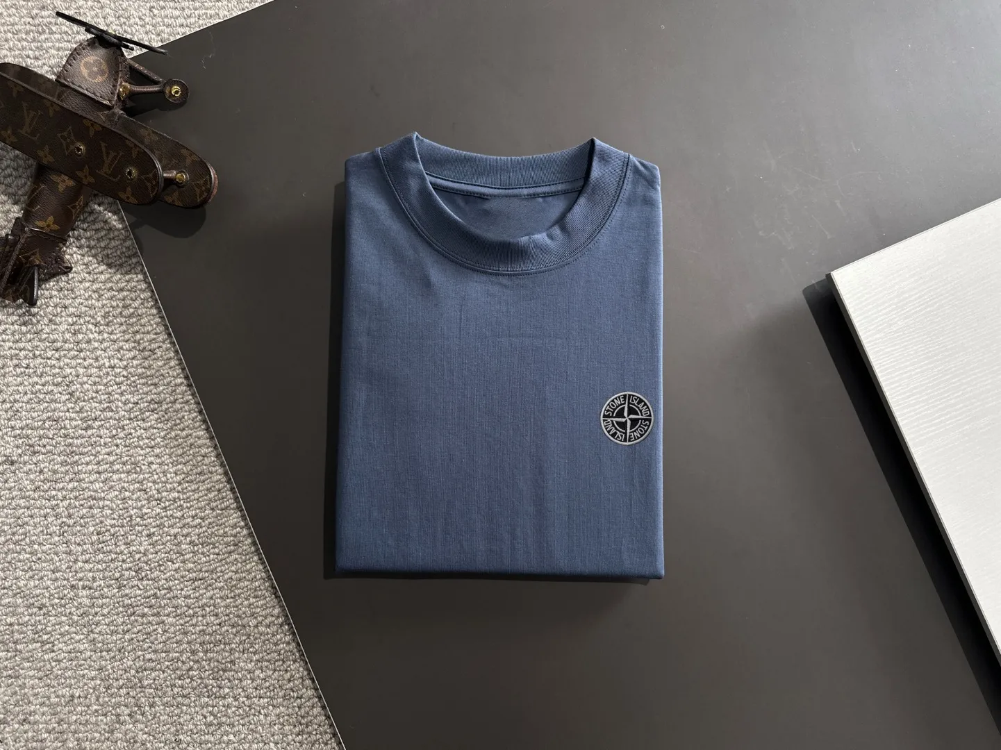 🅿️270 shipped next day, high quality Stone Island 2025 spring and summer new men's batik washed short-sleeved T-shirt, combed heavy weight washed double yarn fabric, high-strength fabric feels full of weight when weighed, and the upper body is more textured than ordinary T-shirts and is not easy to deform. This texture can cope with the weather, absorbs sweat and is breathable, suitable for both hot and cold! Perfectly produced with reference to the original stitch and stitch! Loose fit design, looks noble. Sizes: S to XXL (European sizes are larger, it is recommended to choose one size smaller than your usual size)
